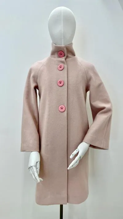 Růžový kabát se stojáčkem